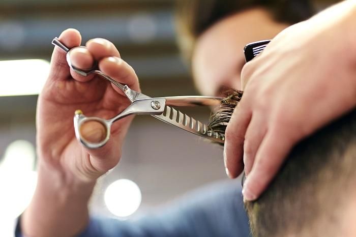 «Волшебные ножницы»: парикмахерские услуги в отделении дневного пребывания пенсионеров и инвалидов